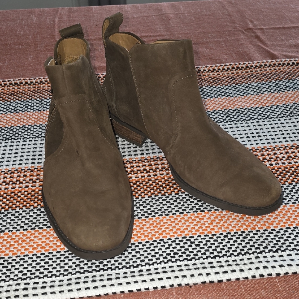 UGG Women's Ankle Boots in Brown Suede